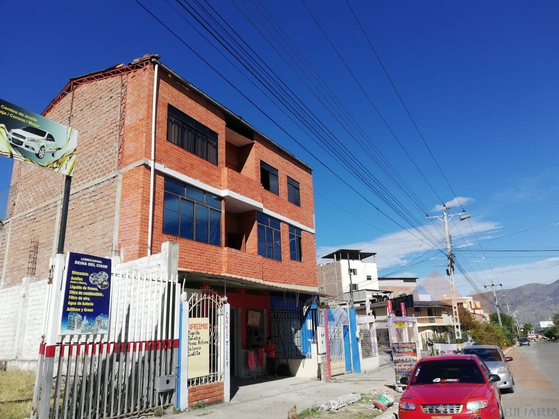 Se vende casa rentera de tres plantas con 2 locales comerciales en Catamayo