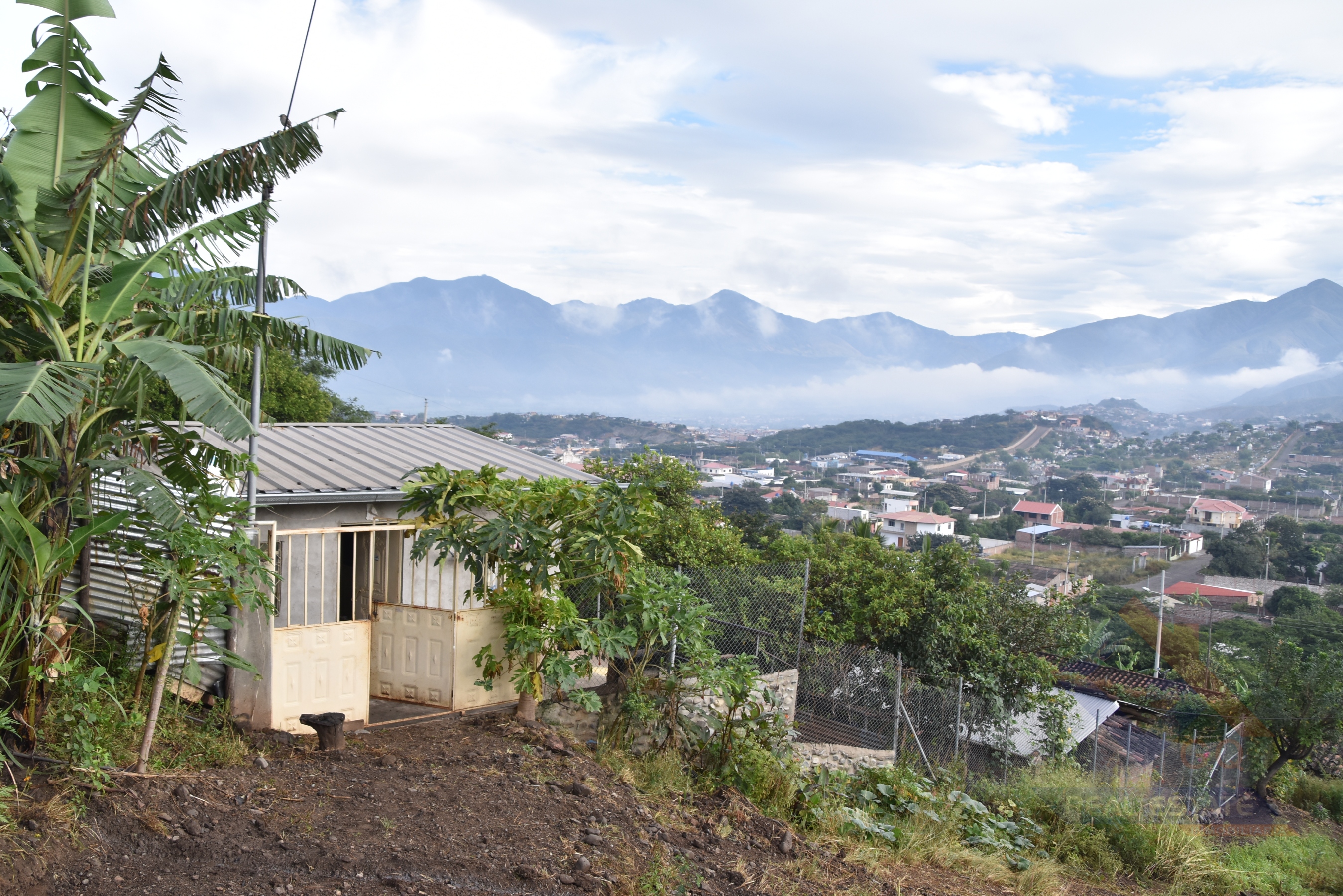 Venta de casa económica con terreno y árboles frutales en el valle de Catamayo, Provincia de Loja.
