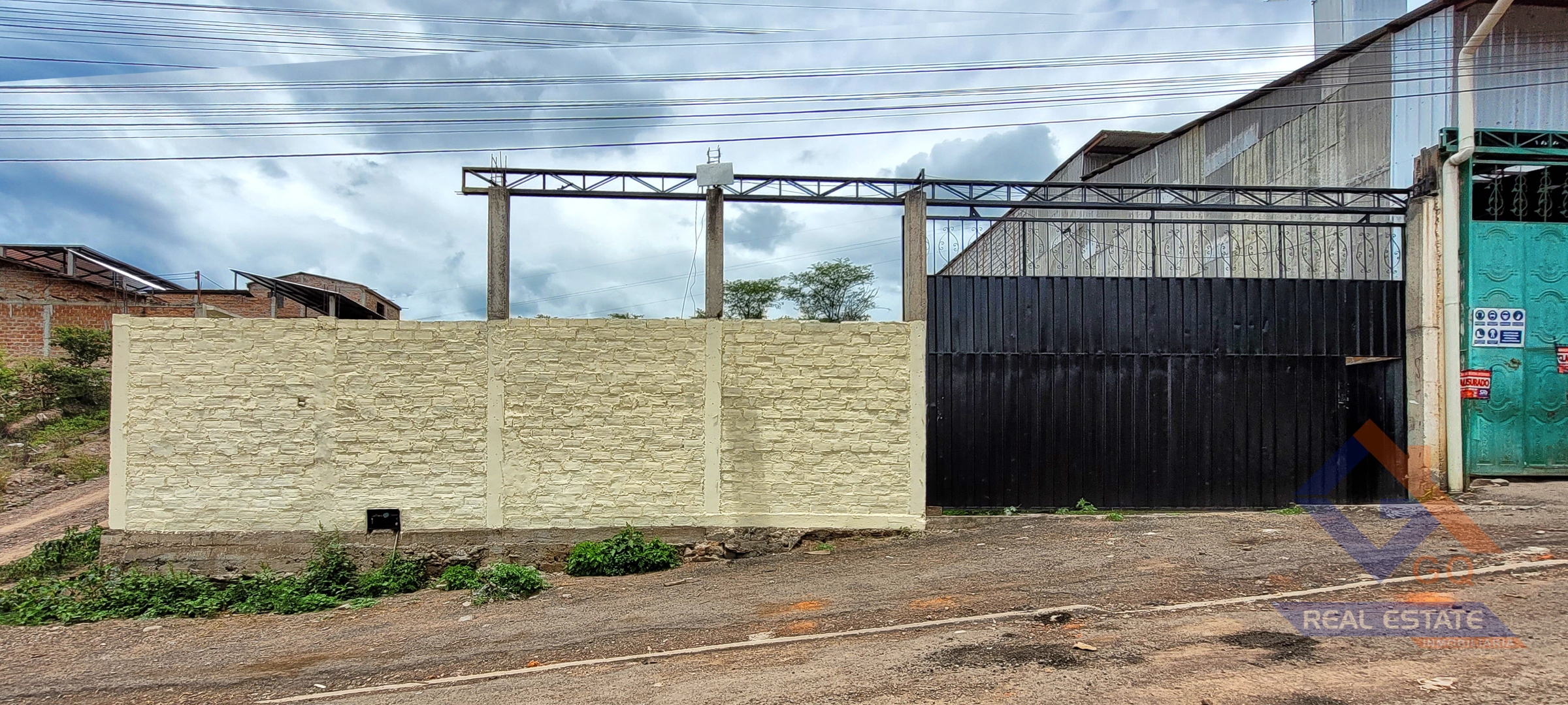 Venta de terreno esquinero con cerramiento en Catamayo