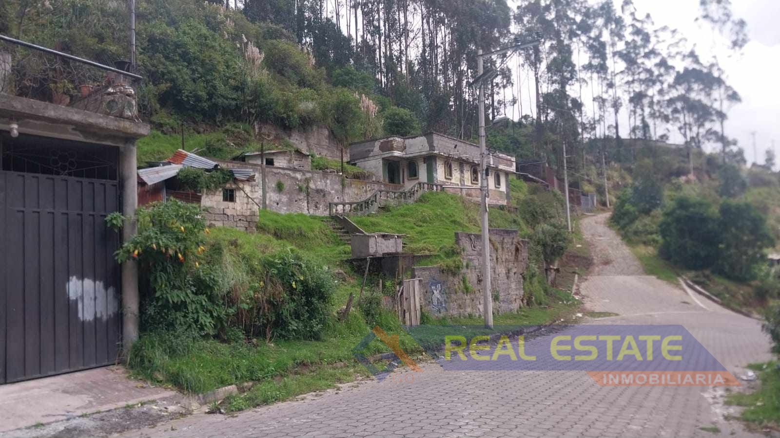 SE VENDE LOTE IRREGULAR EN QUITO.