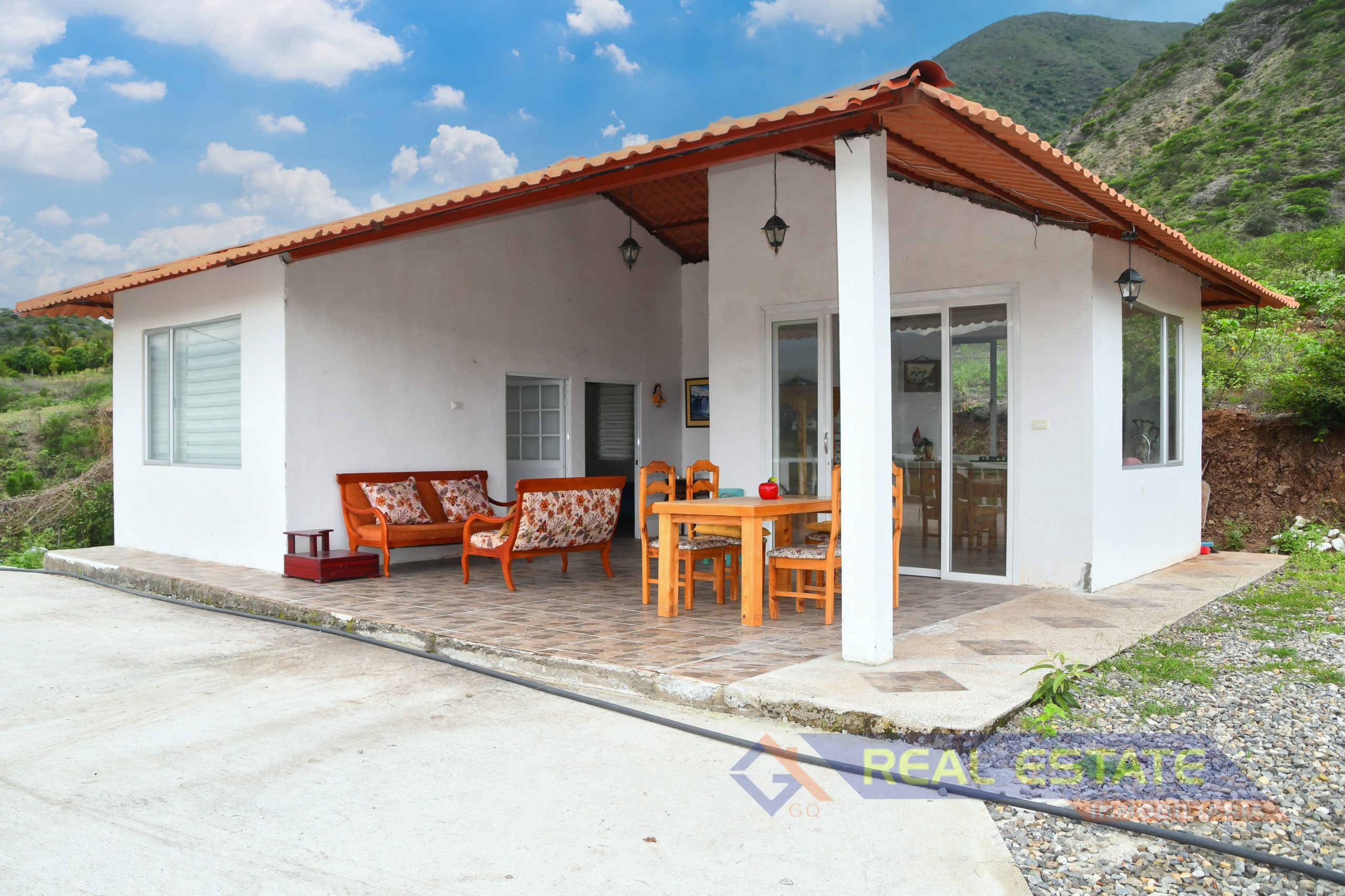 VENTA DE 3 HECTAREAS DE TERRENO CON CASA VACACIONAL EN EL SECTOR LA ALGARROBERA.